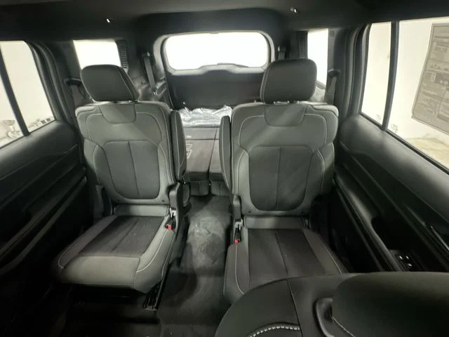 New 2026 Silver Zynith Exterior Paint Jeep Laredo X image 25