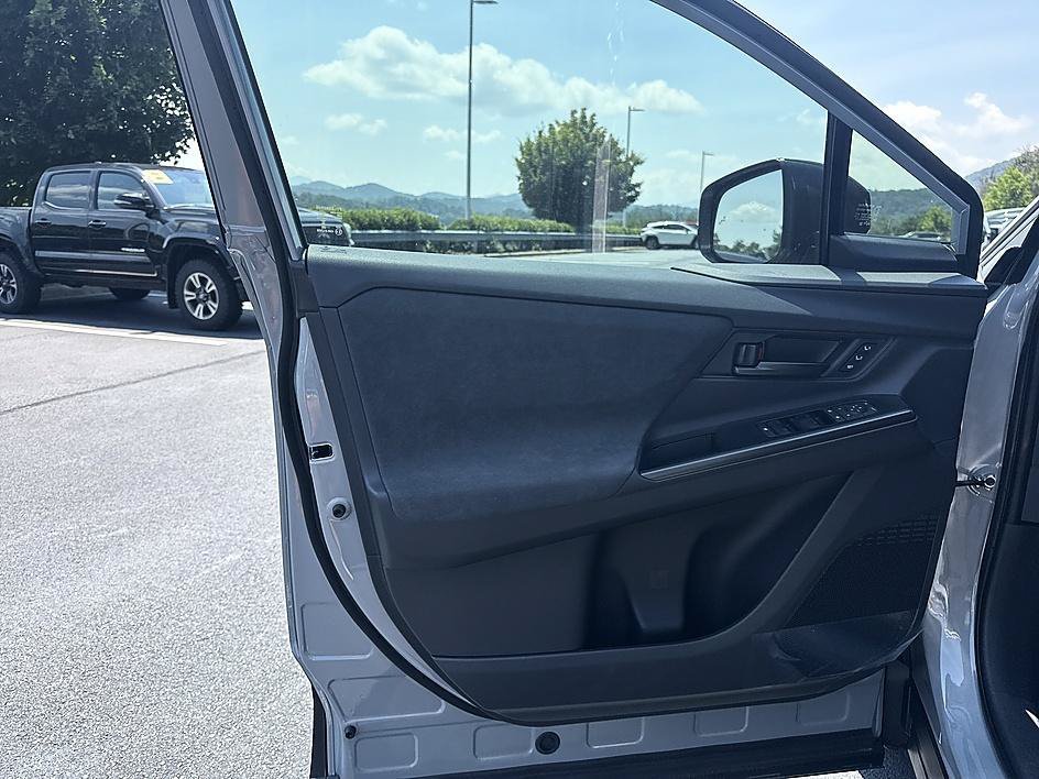 2026 Toyota C-HR XSE - Photo 9