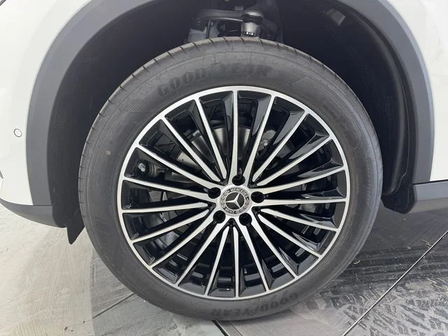 New 2027 White Mercedes-Benz GLC 300 image 10