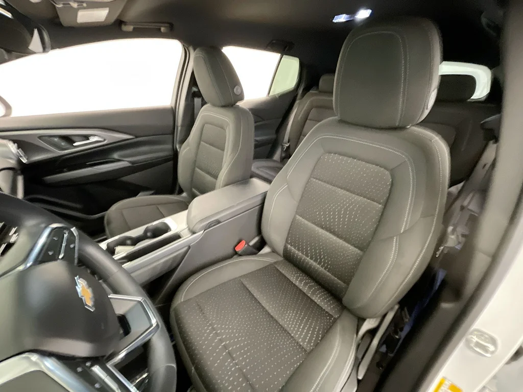 Used 2025 Summit White Chevrolet LT image 18