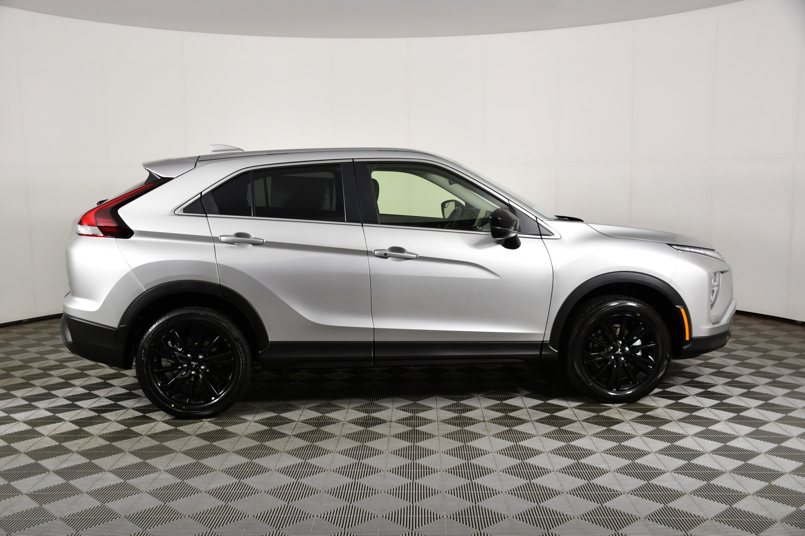 New 2026 Alloy Silver Metallic Mitsubishi LE image 5