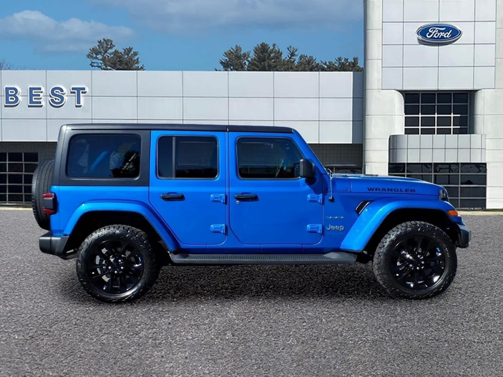 Used 2022 Hydro Blue Pearlcoat Jeep Unlimited Sahara image 8