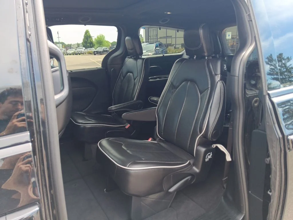 Used 2025 Diamond Black Crystal Pearlcoat Chrysler Limited image 33