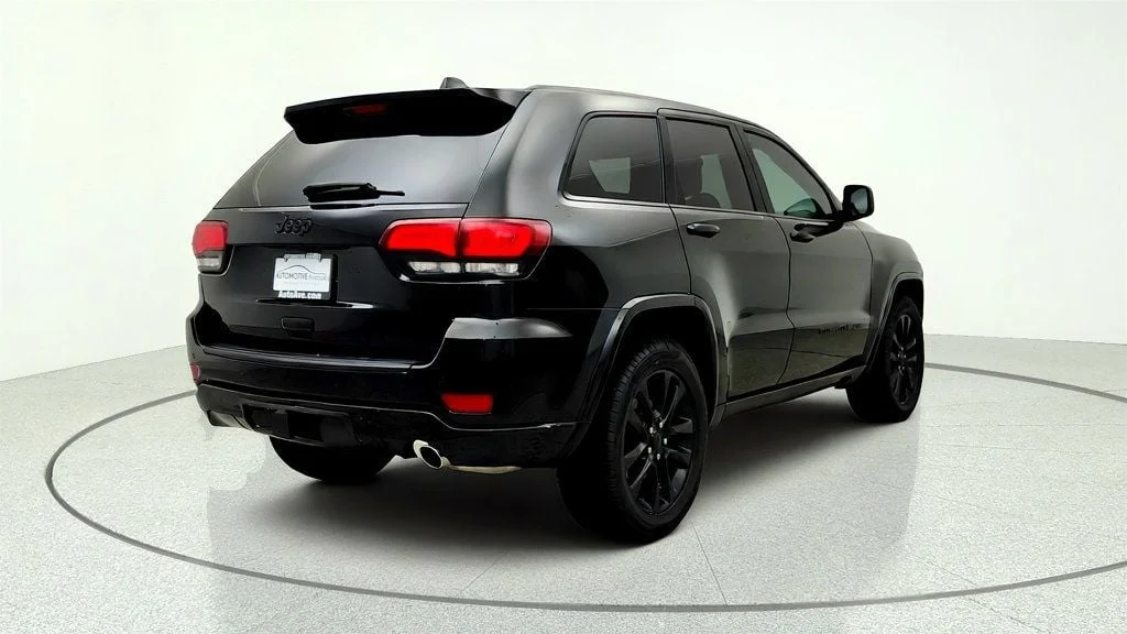 Used 2022 Diamond Black Crystal Pearlcoat Jeep Laredo X 4x2 image 5