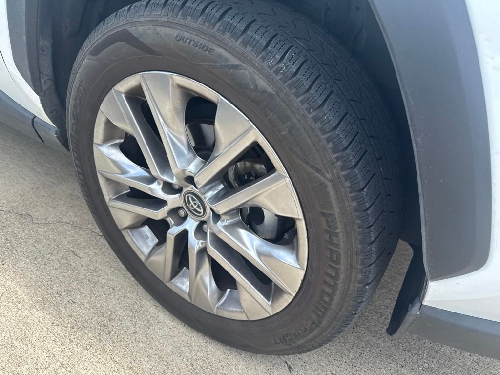 Used 2020 White Toyota XLE Premium image 3