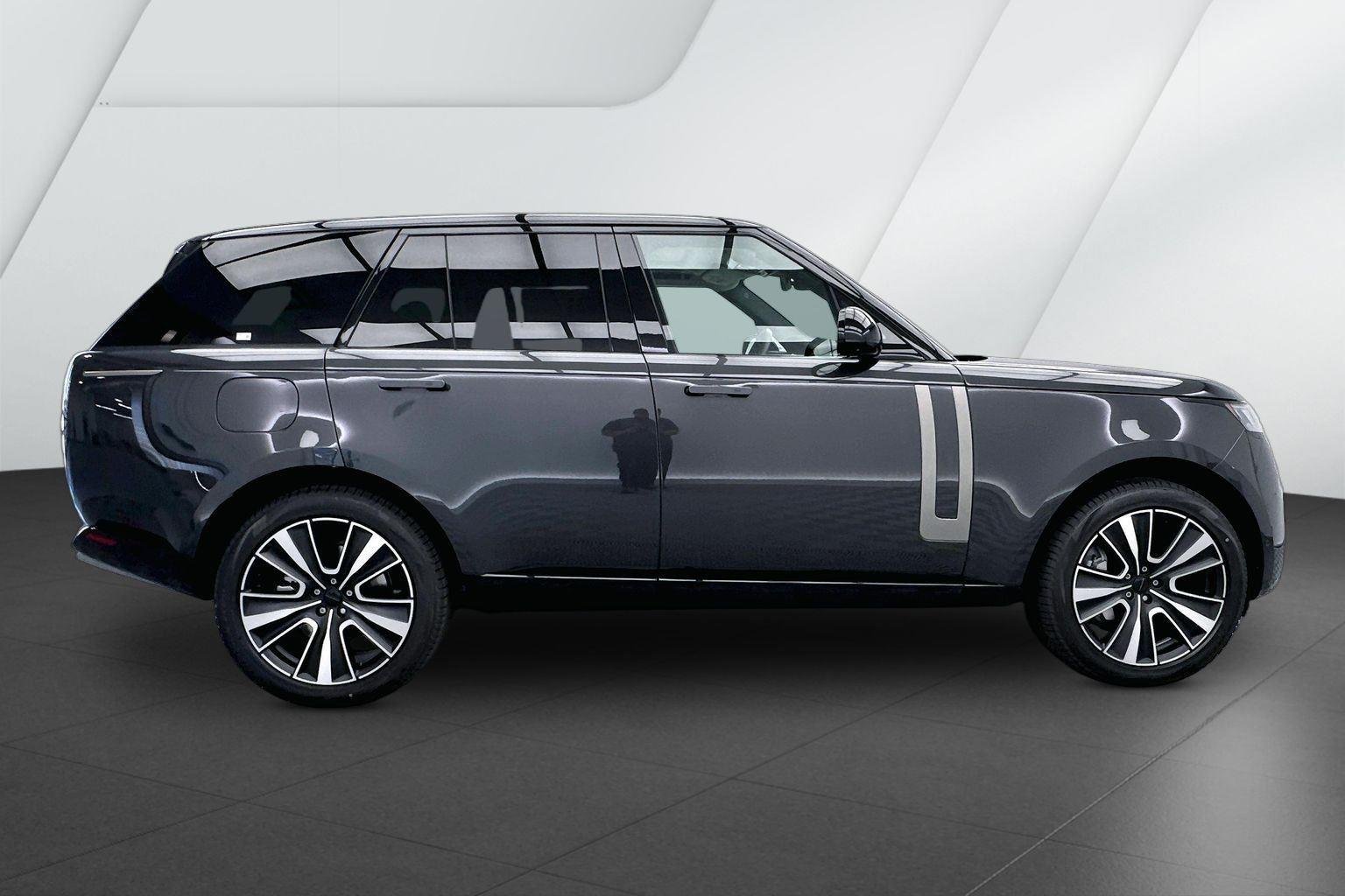 New 2026 Carpathian Grey Premium Metallic Land Rover SE image 5