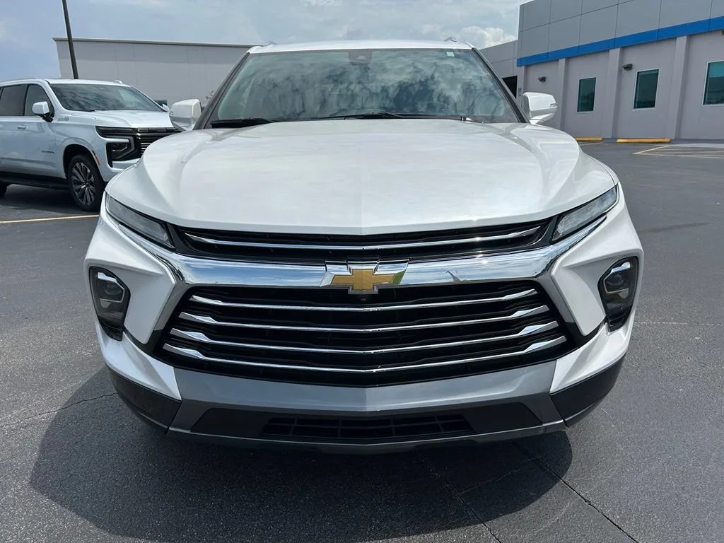 Used 2024 Iridescent Pearl Tricoat Chevrolet Premier image 3