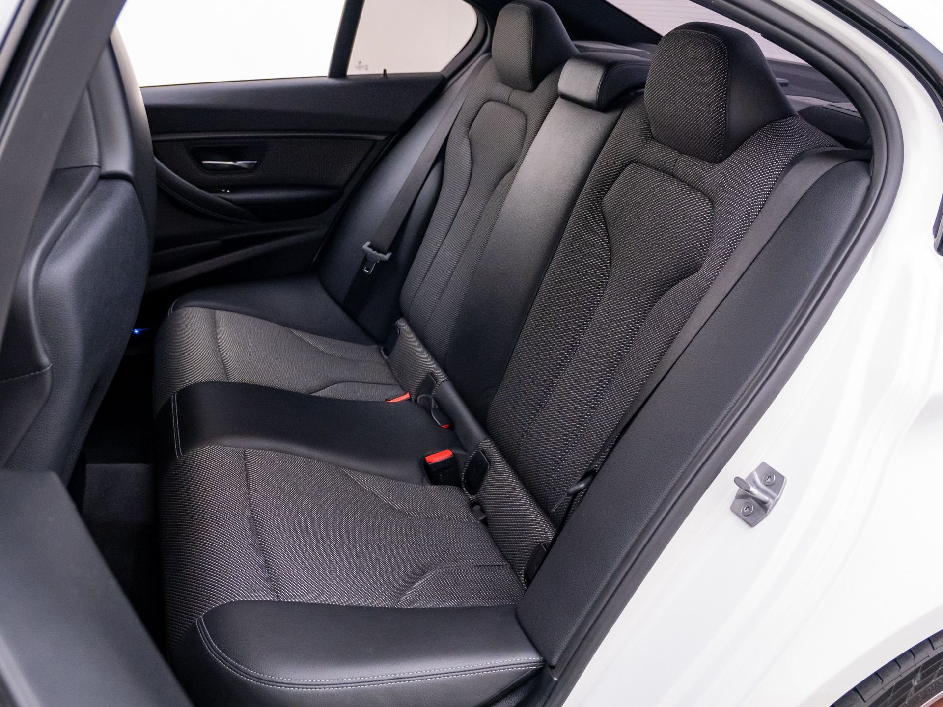 Used 2018 White BMW Base image 18