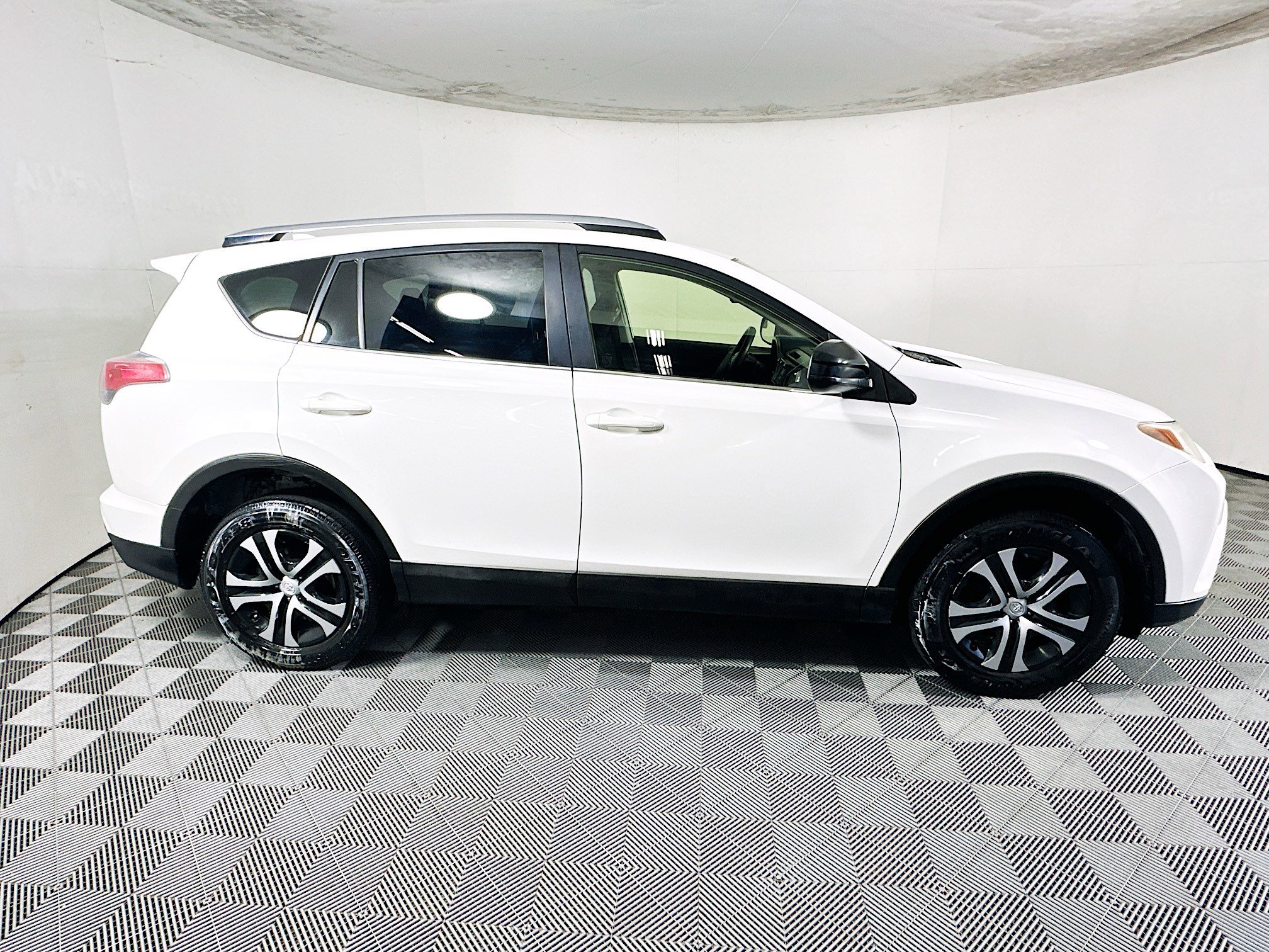 2017 Toyota RAV4 thumbnail 4