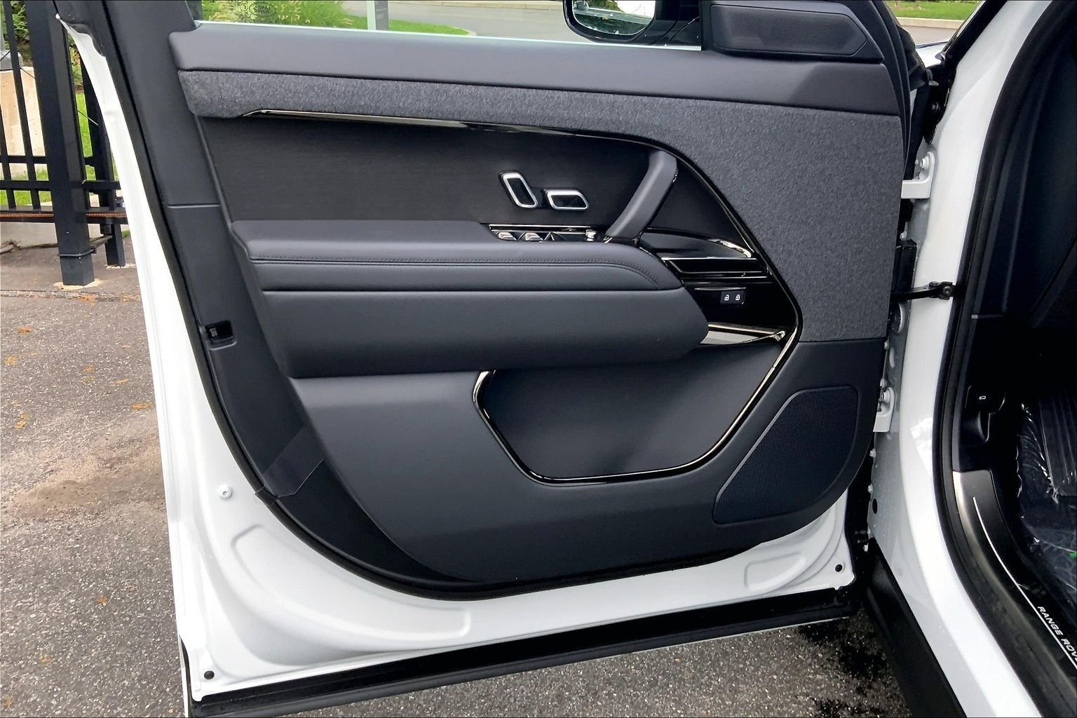New 2026 Fuji White Land Rover Dynamic SE image 10