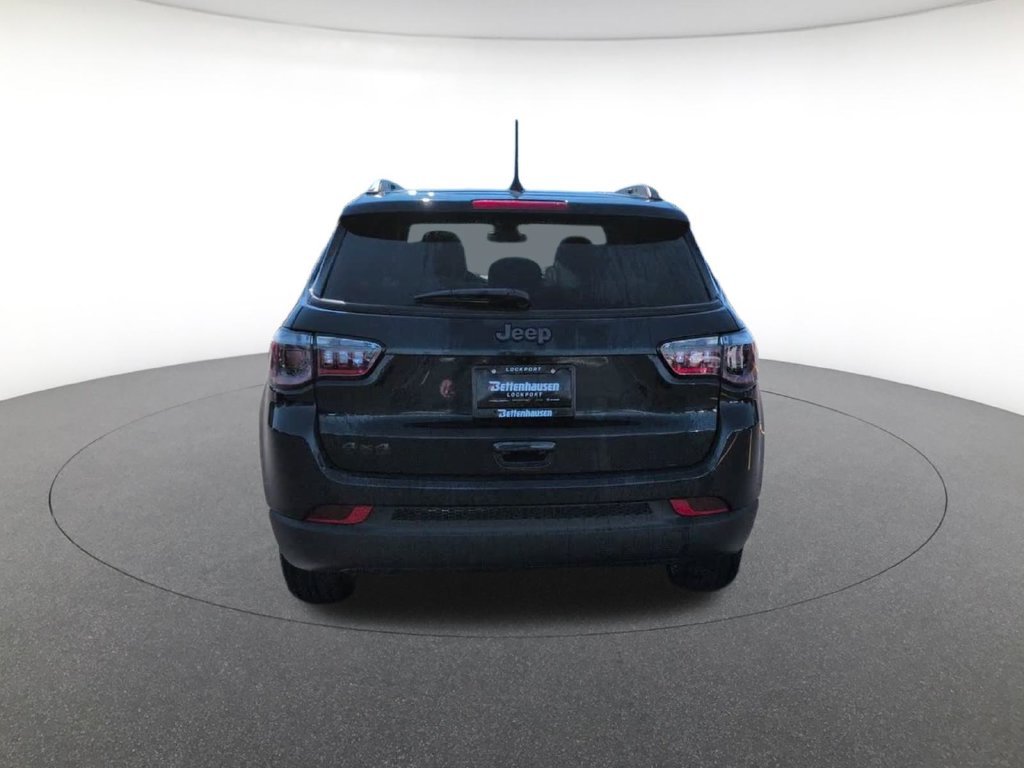 New 2026 Fathom Blue Pearl-Coat Exterior Paint Jeep Latitude image 9
