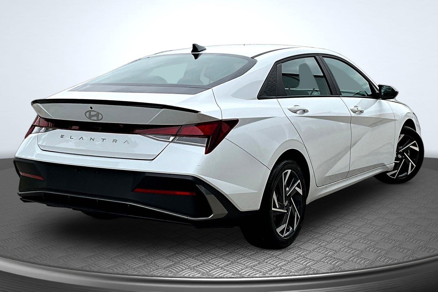 Used 2025 White Hyundai SEL Sport image 5