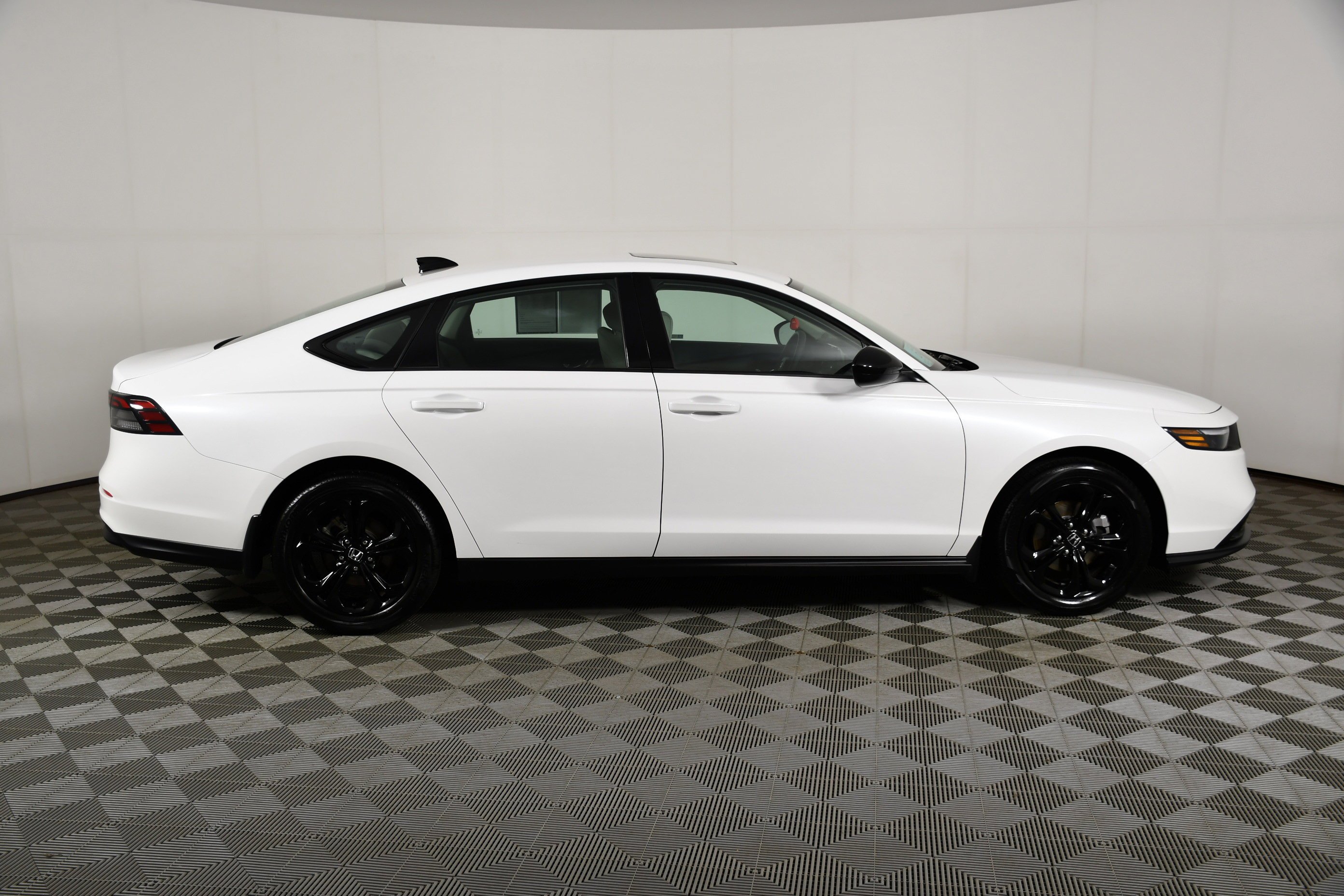 Certified Used 2025 Platinum White Pearl Honda 1.5T SE image 5