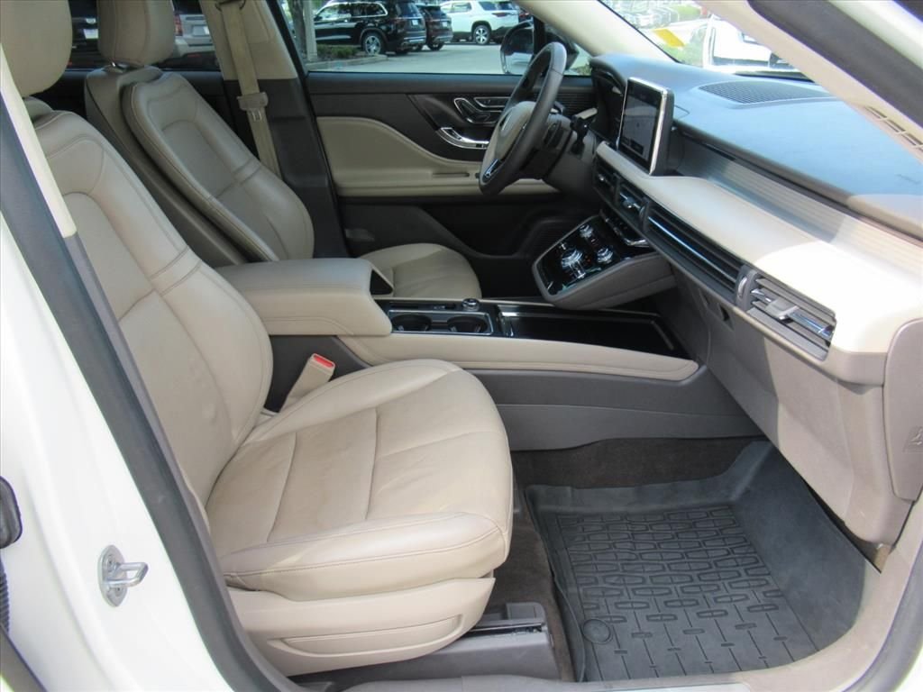 Used 2022 White Lincoln Standard image 10