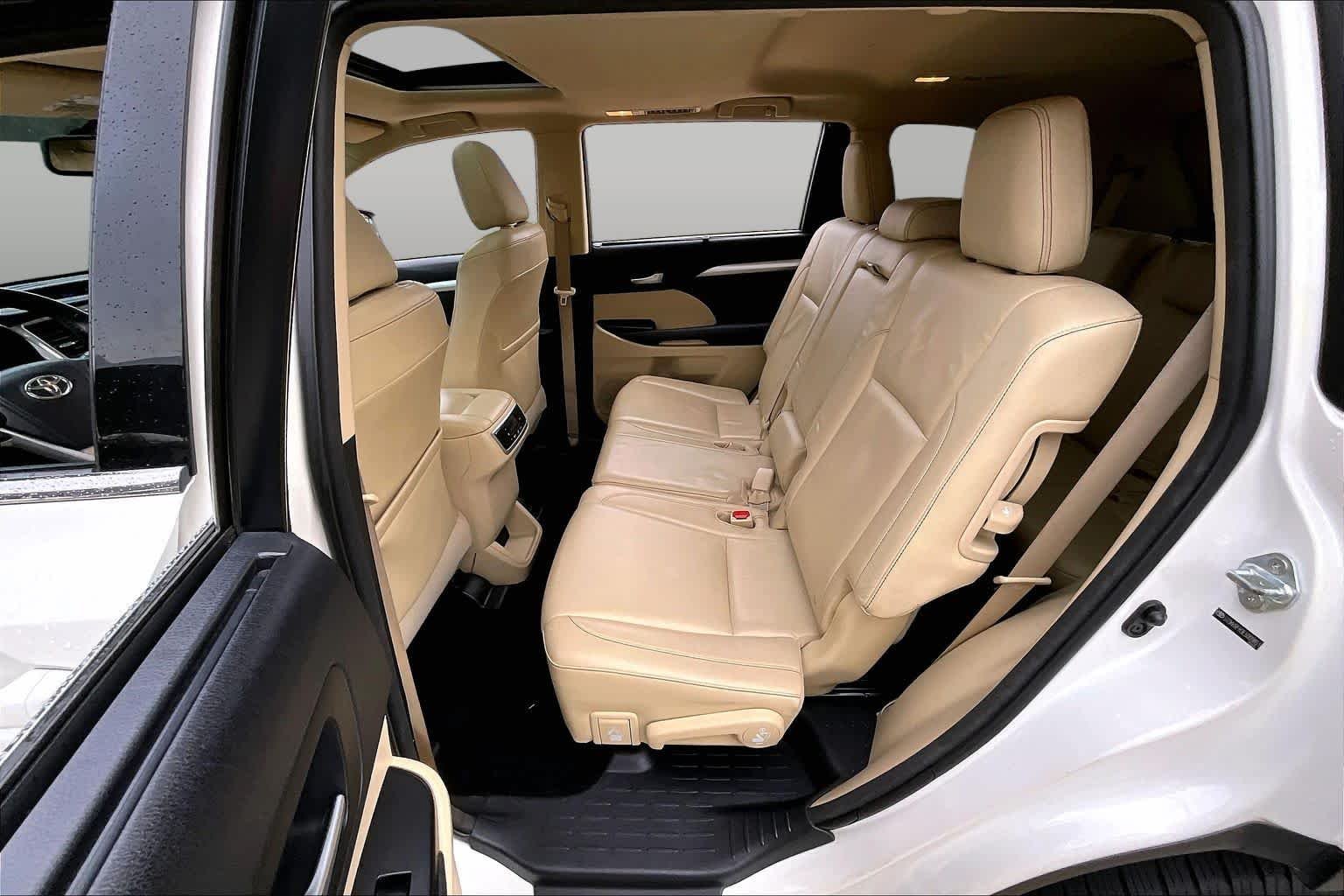 Used 2014 Blizzard Pearl Toyota XLE image 21