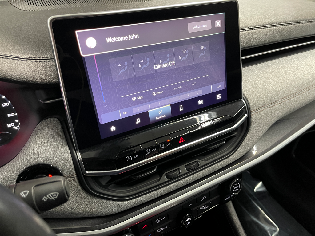 Used 2022 Silver Jeep Latitude Lux image 23