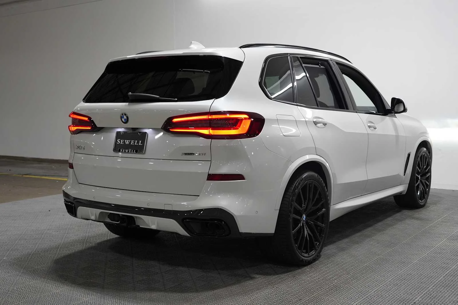 Certified Used 2022 Mineral White Metallic BMW xDrive40i image 4
