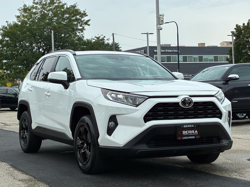 Used 2020 White Toyota XLE image 3