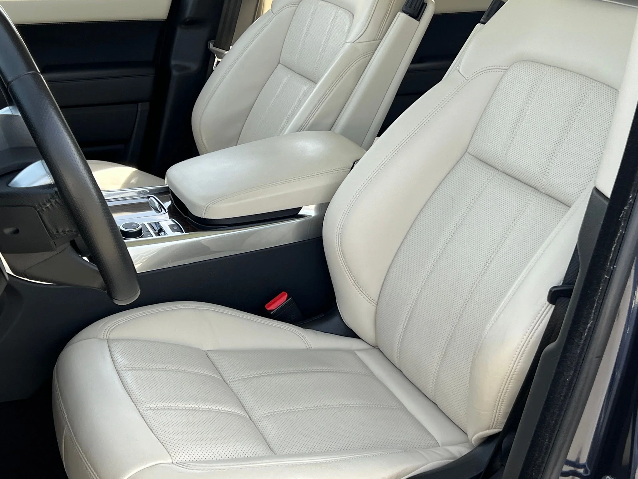 Used 2019 Blue Land Rover HSE image 4