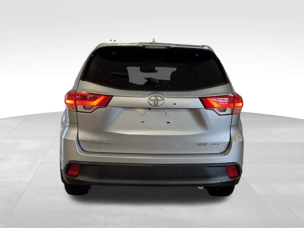 Used 2019 Silver Toyota XLE image 27