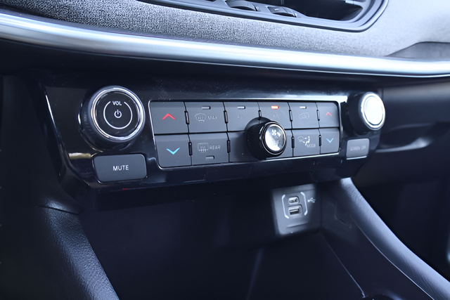 Used 2022 Silver Jeep Latitude image 25