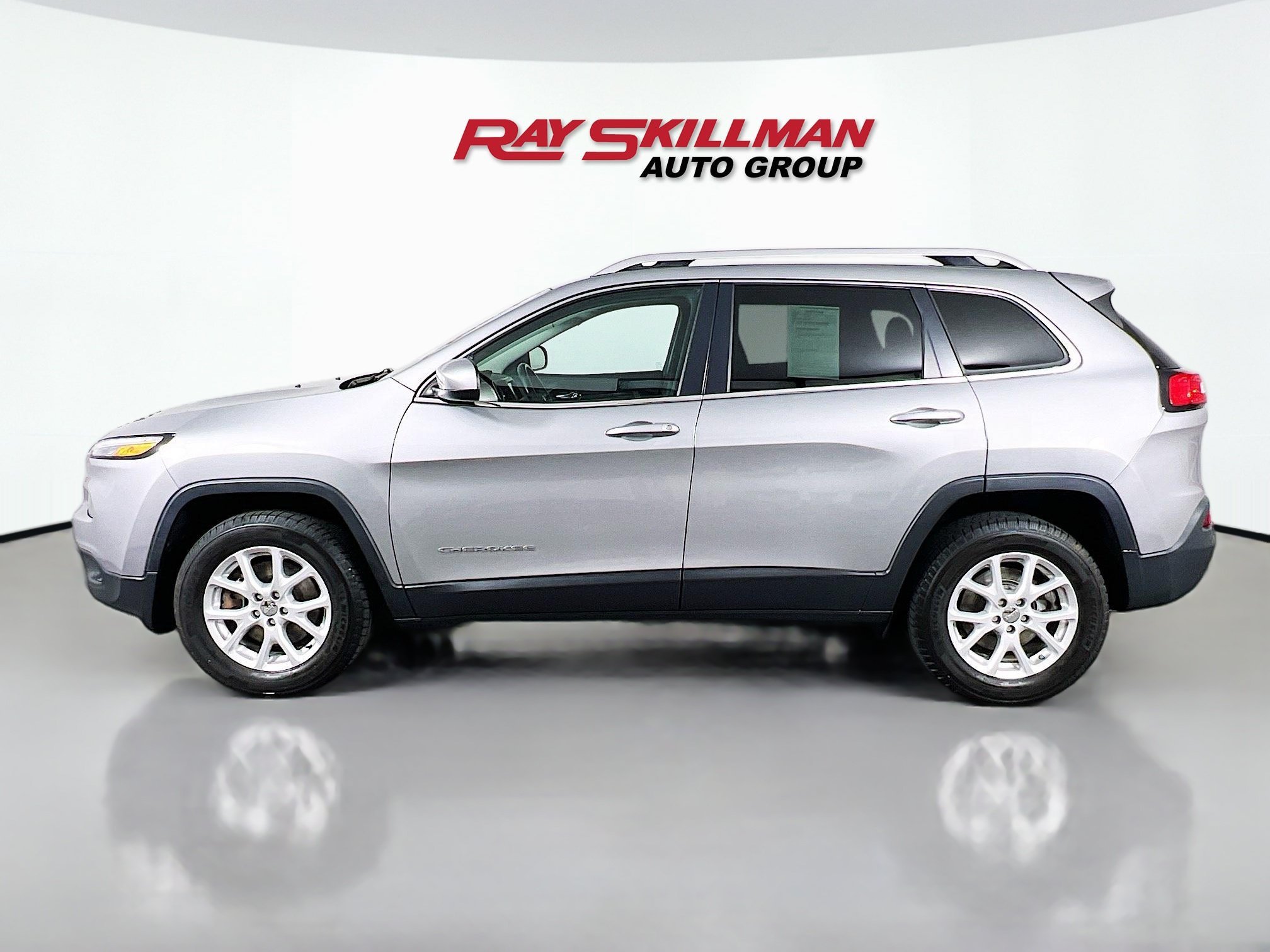 Used 2016 Billet Silver Metallic Clearcoat Jeep LATITUDE image 4