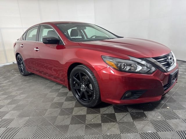Used 2017 Red Nissan 2.5 SR image 1