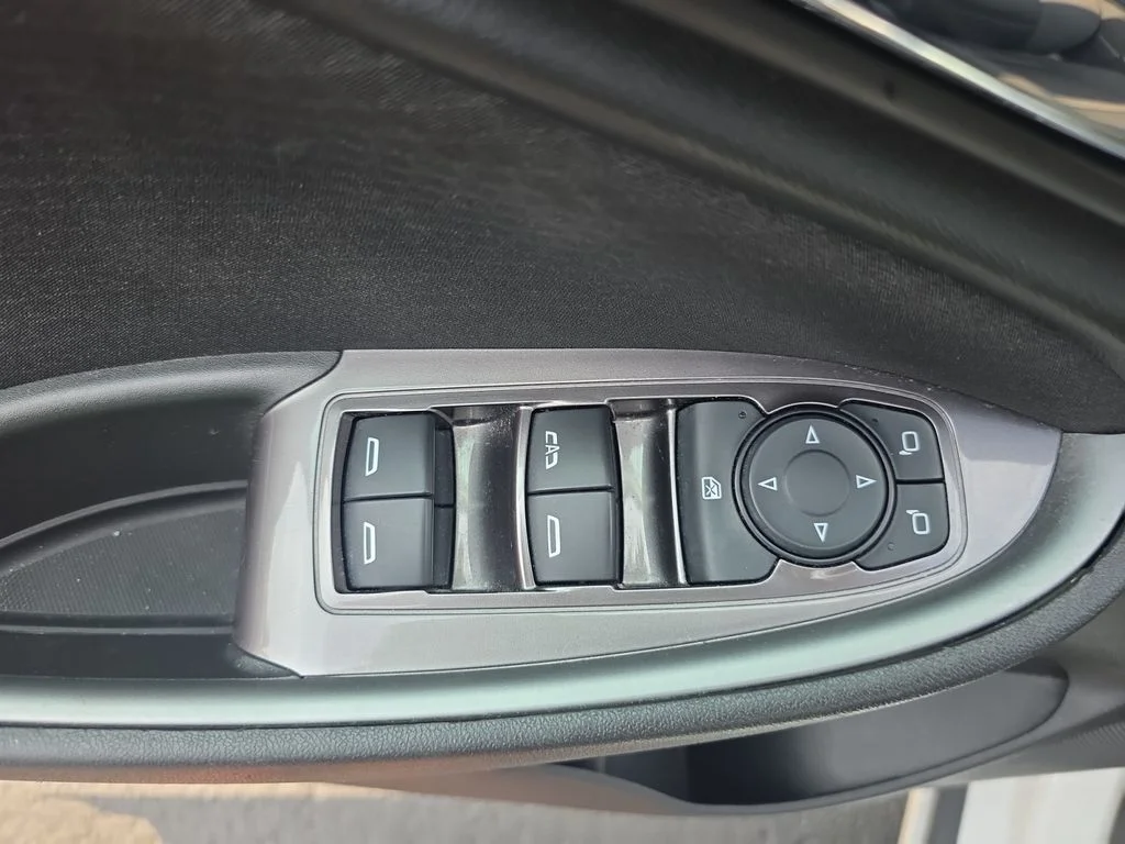 Used 2024 Summit White Chevrolet LT image 21