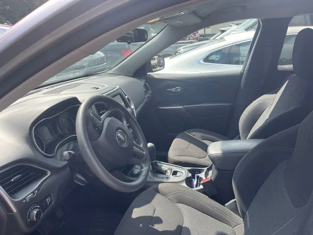 Used 2020 Silver Jeep Latitude image 8