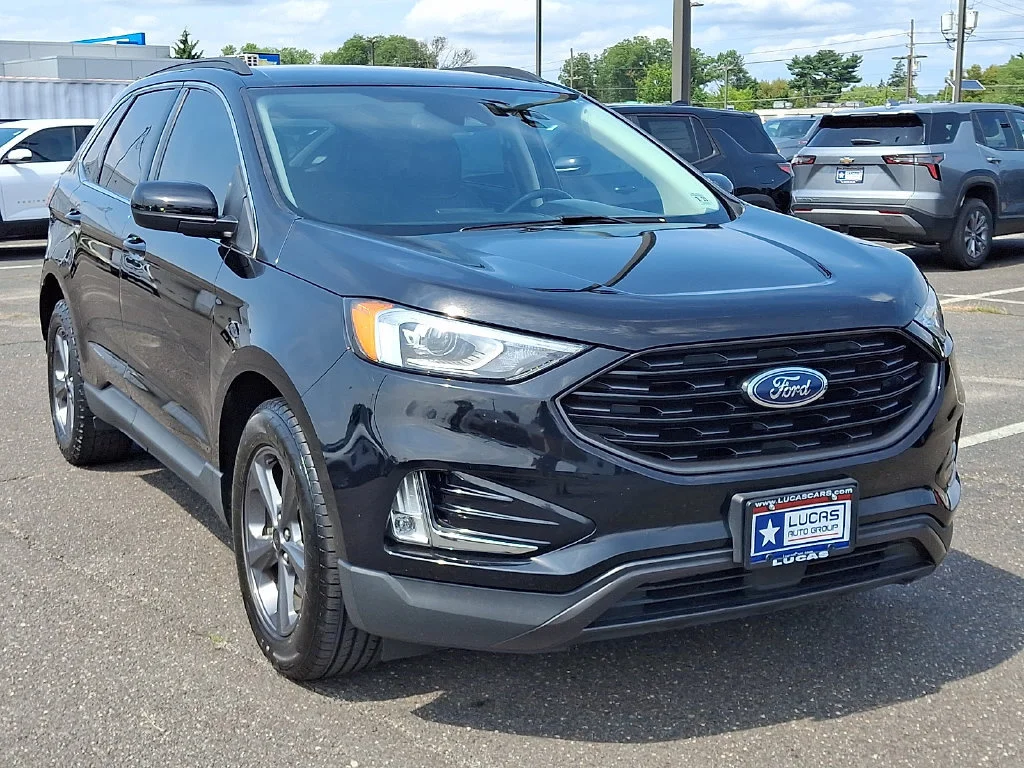 Used 2022 Black Ford SEL image 2