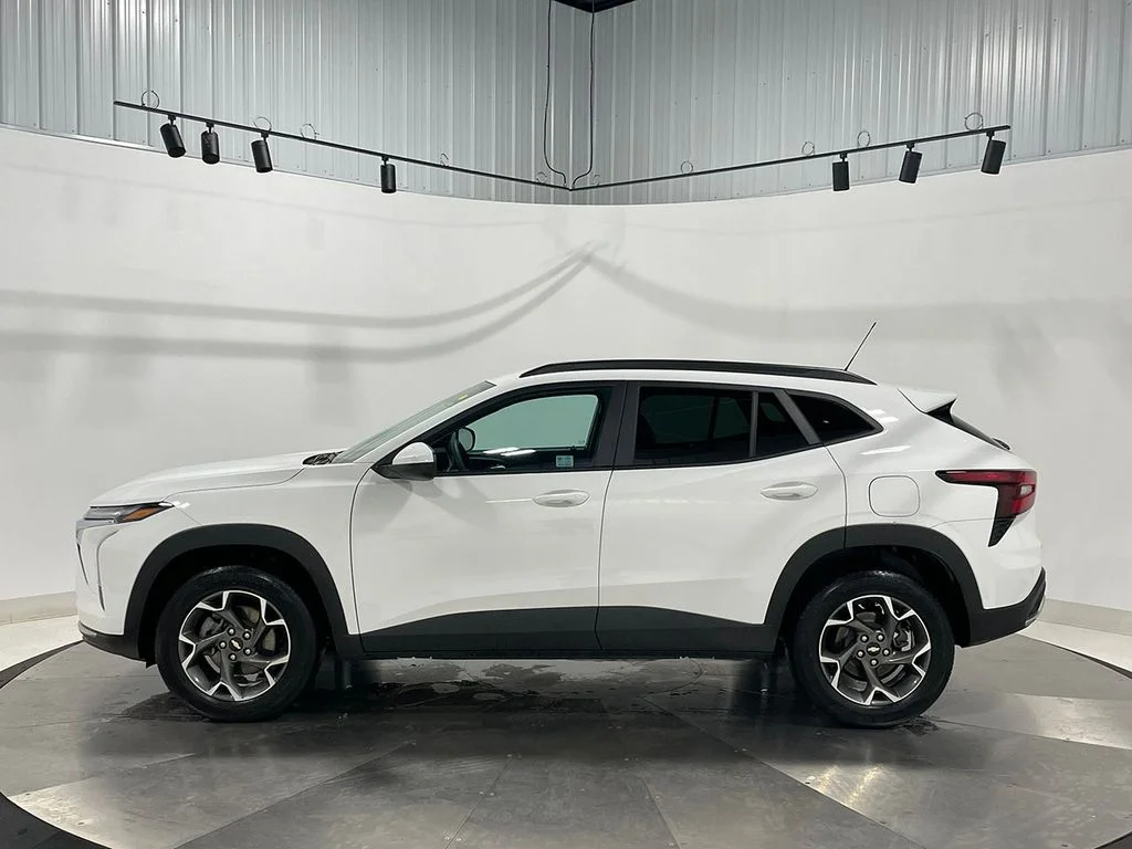 Used 2025 White Chevrolet LT image 14