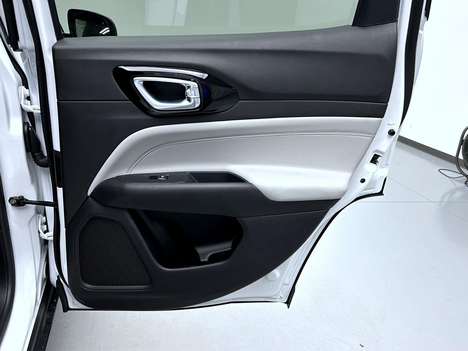New 2026 Bright White Clear-Coat Exterior Paint Jeep Limited image 17