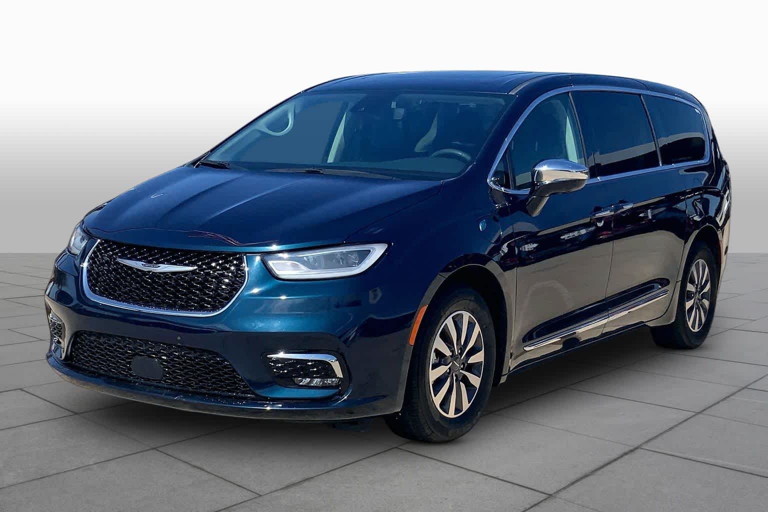 2023 Chrysler Pacifica Hybrid Limited Hybrid's photo