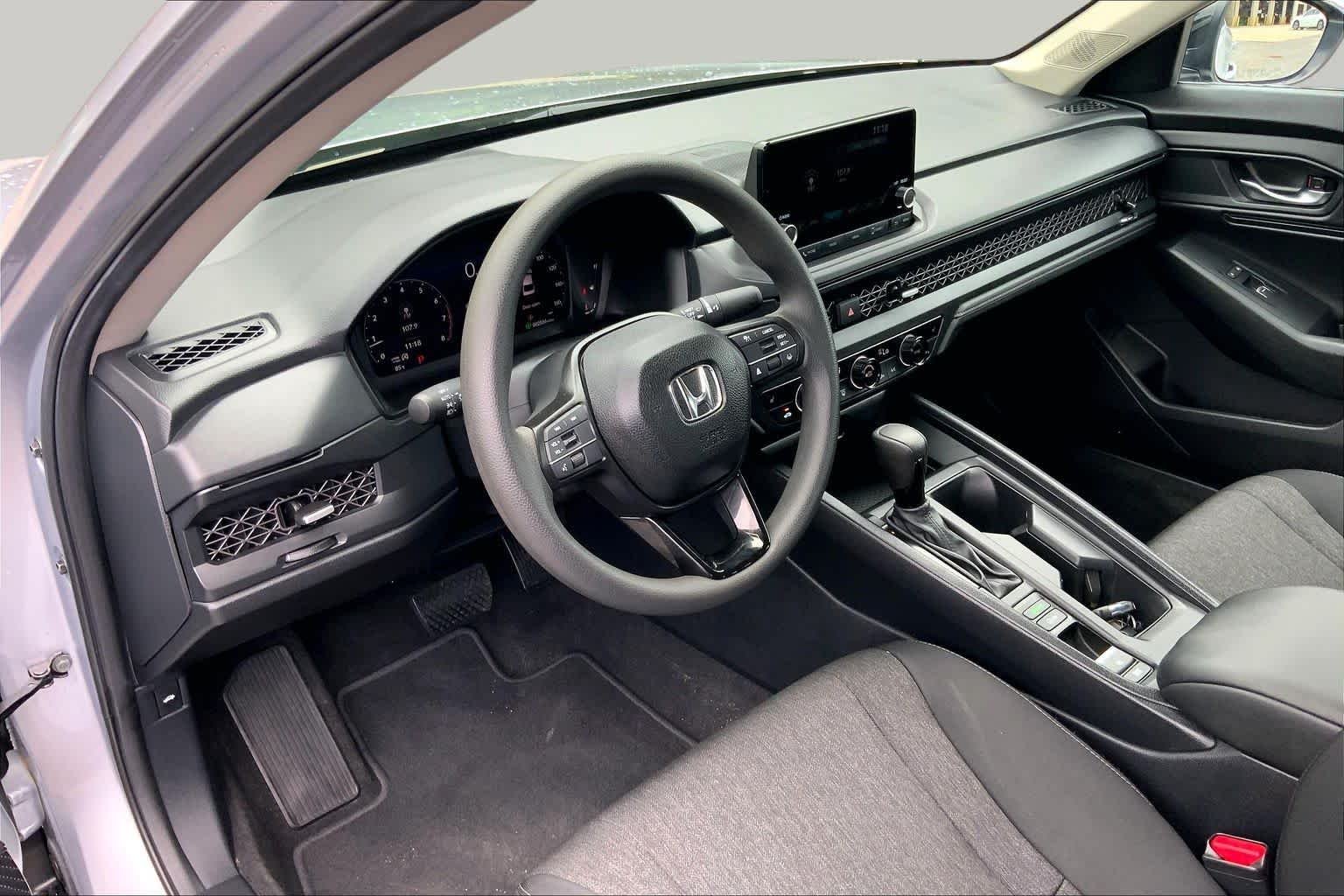 Used 2025 Meteorite Gray Metallic Honda SE image 18
