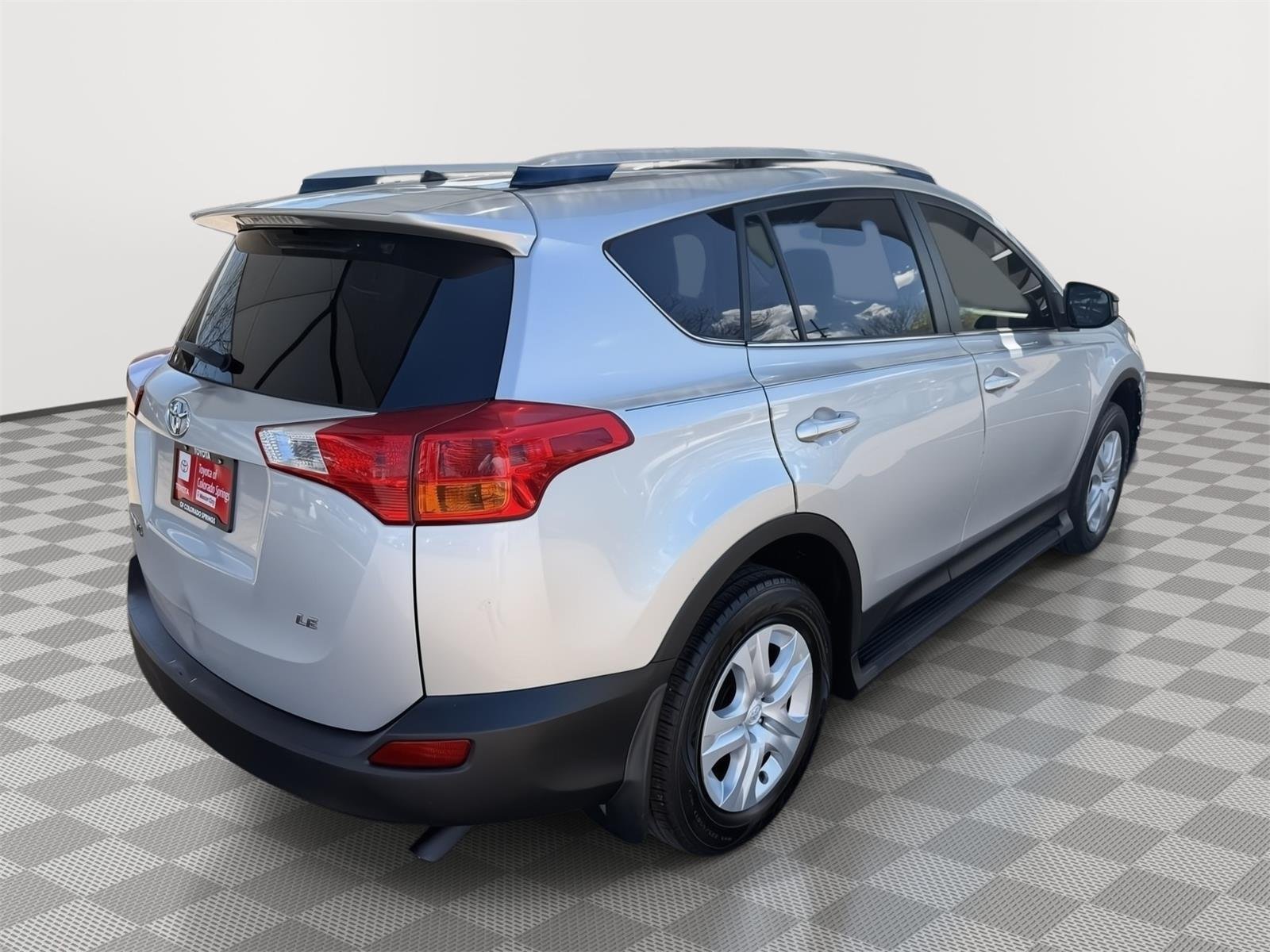 Used 2014 Classic Silver Metallic Toyota LE image 7
