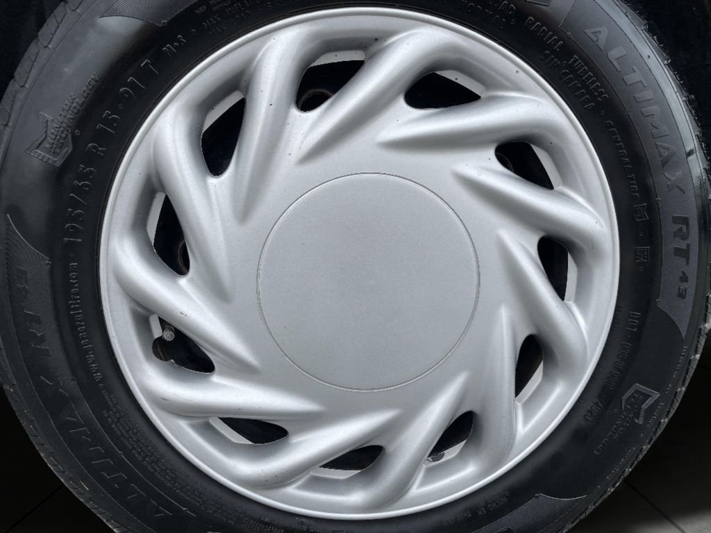 Used 2011 Gray Toyota LE image 27