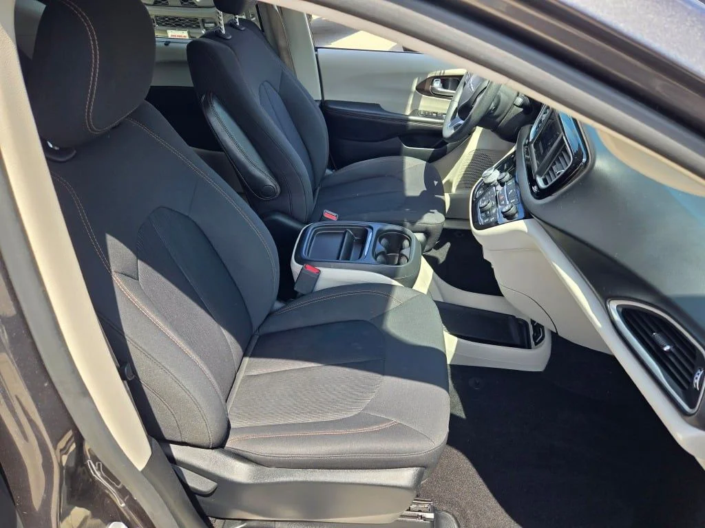 Used 2018 Gray Chrysler Touring Plus image 2