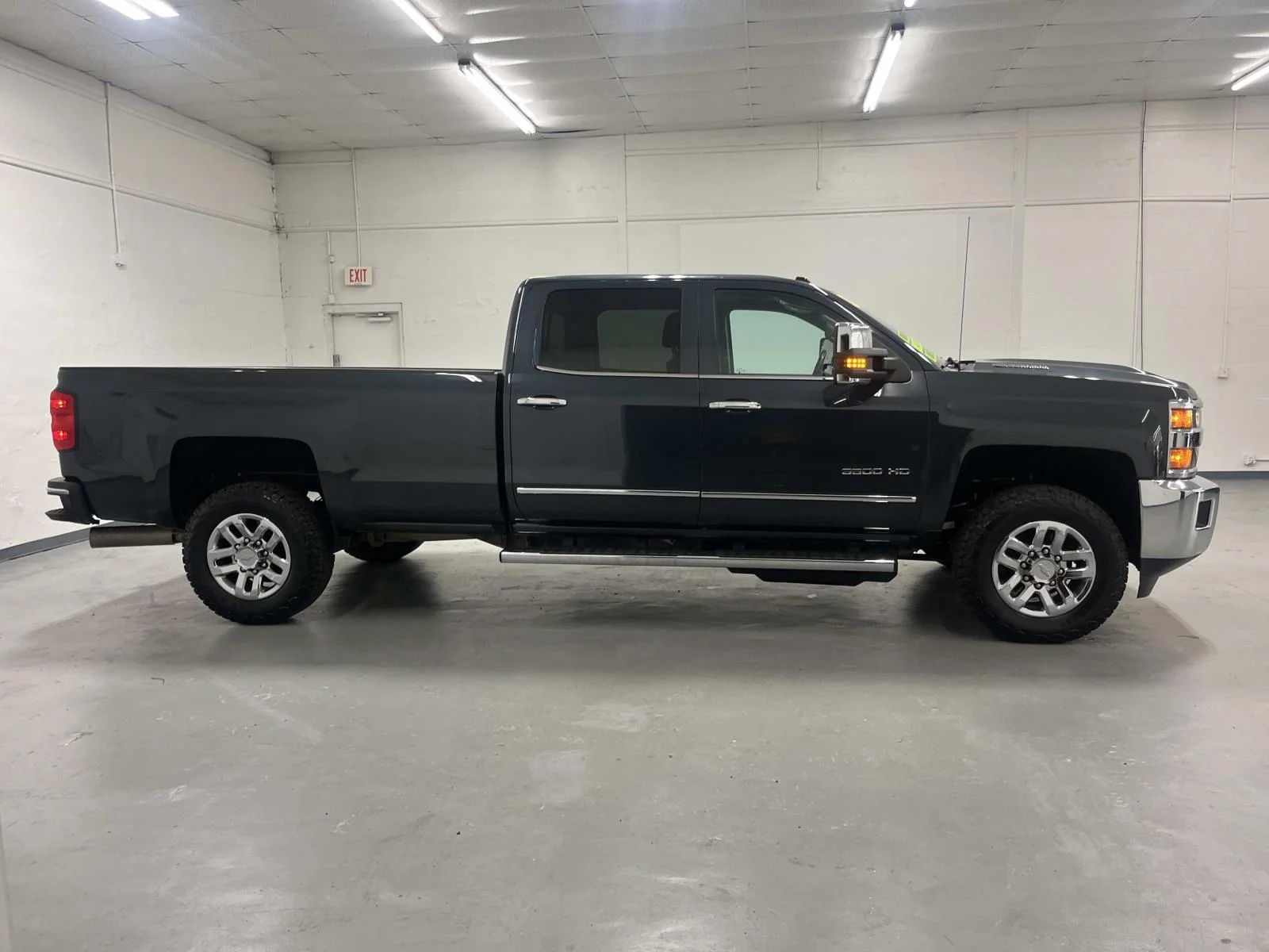 Used 2019 GRAPHITE METALLIC Chevrolet LTZ image 3