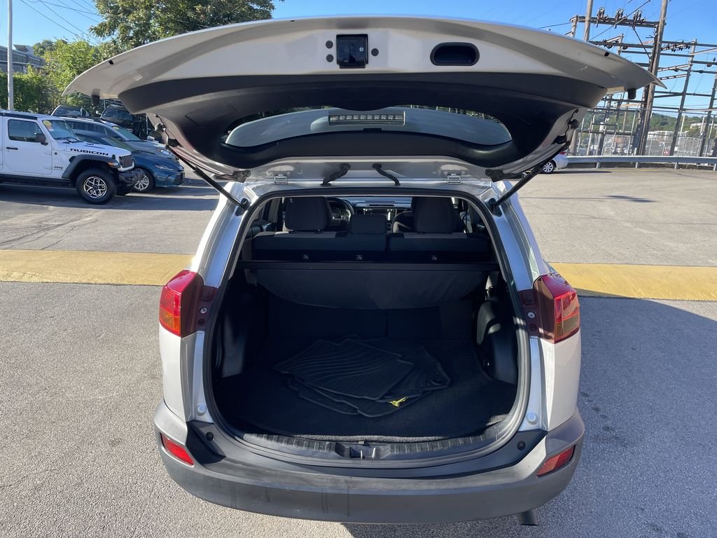Used 2015 Silver Toyota LE image 13