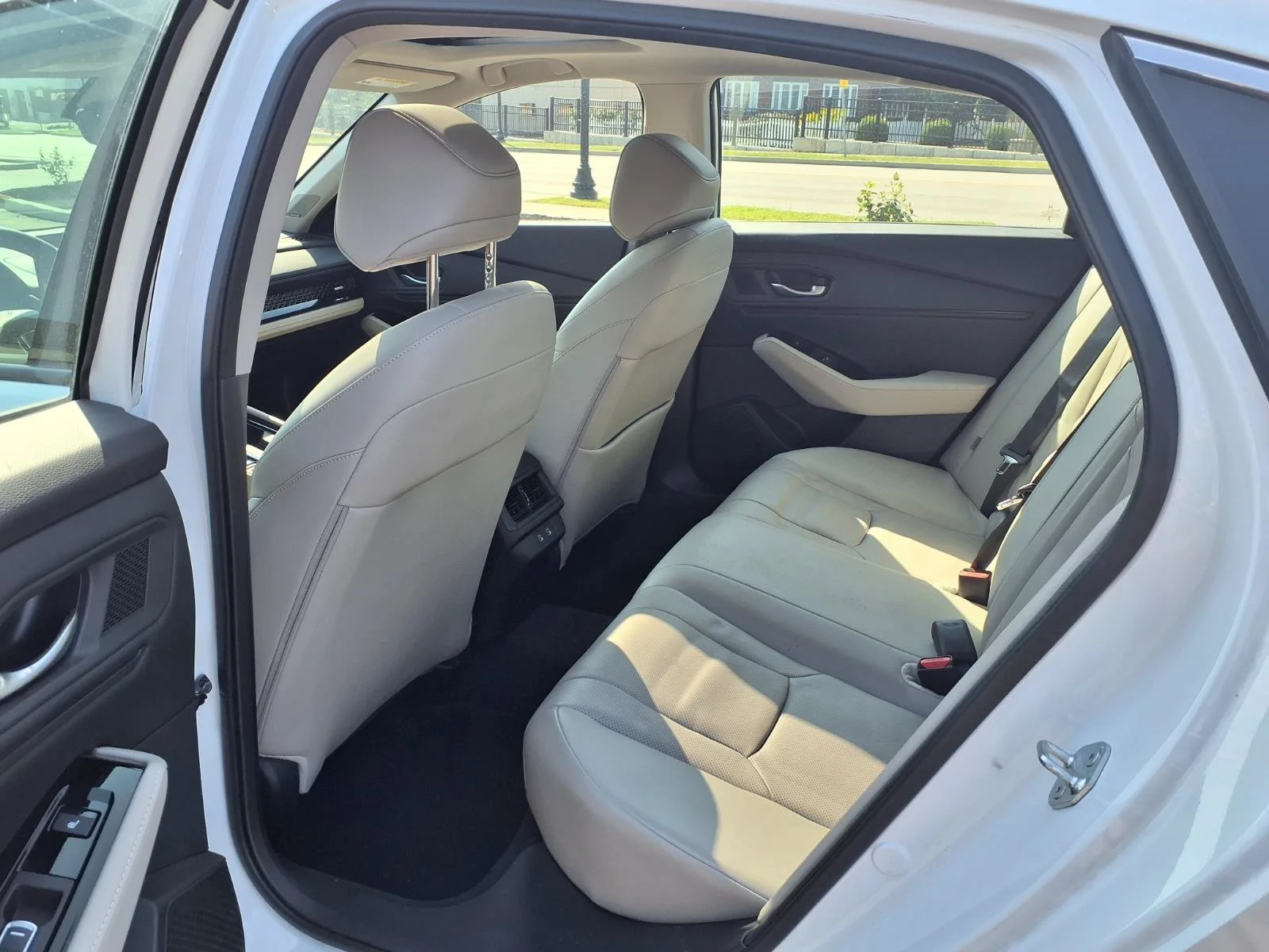 Used 2023 Platinum White Pearl Honda Touring image 22