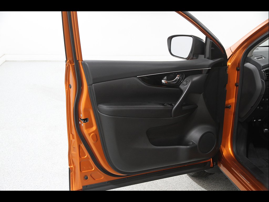 Used 2017 Monarch Orange Nissan SL image 4