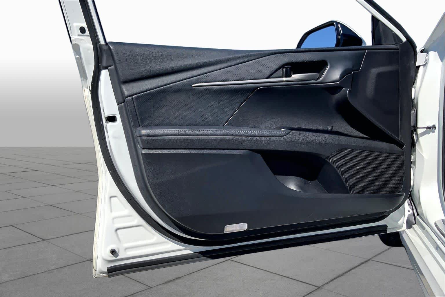 Used 2025 Wind Chill Pearl Toyota XSE image 21