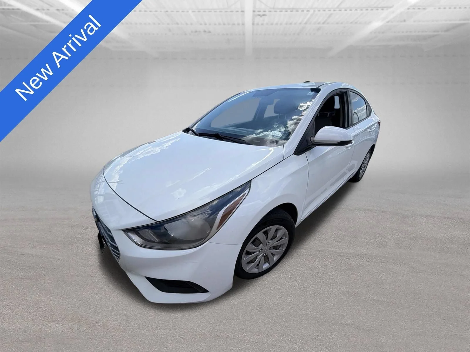 Used 2020 White Hyundai SE image 1