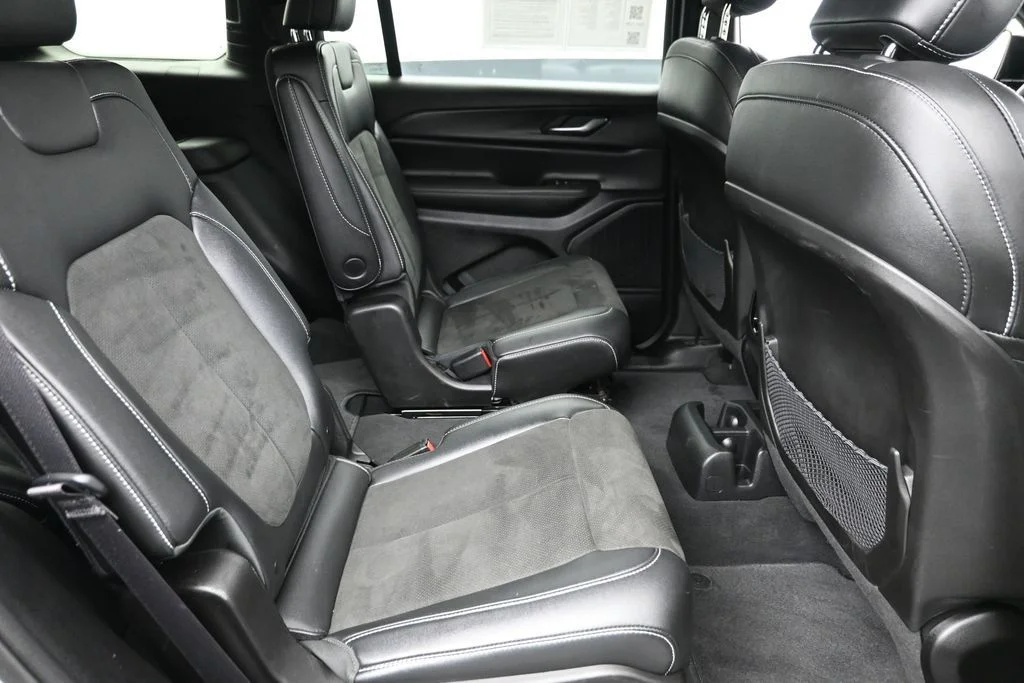 Used 2023 Silver Jeep Altitude image 11