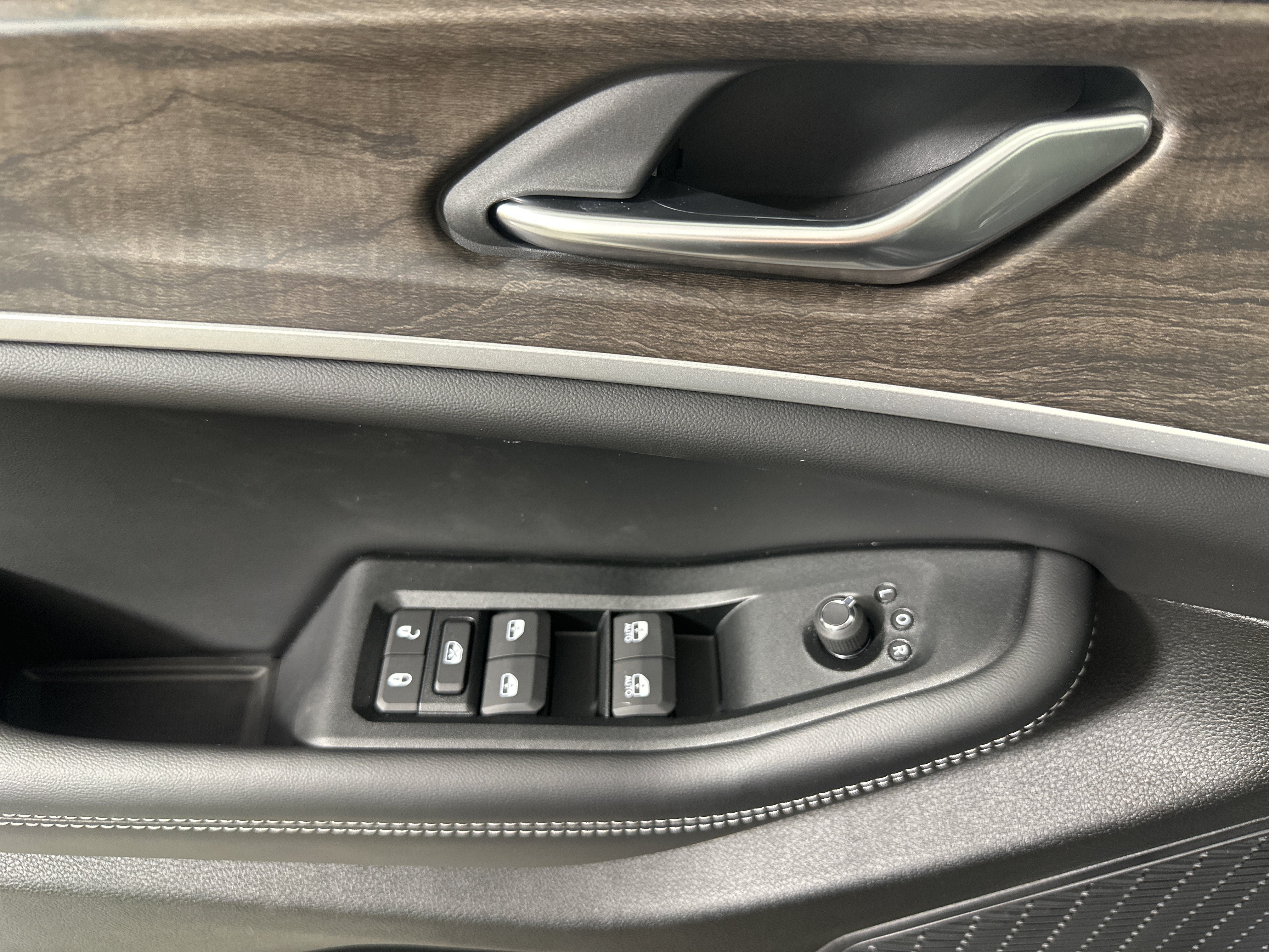 New 2026 Silver Zynith Jeep Laredo Altitude image 11