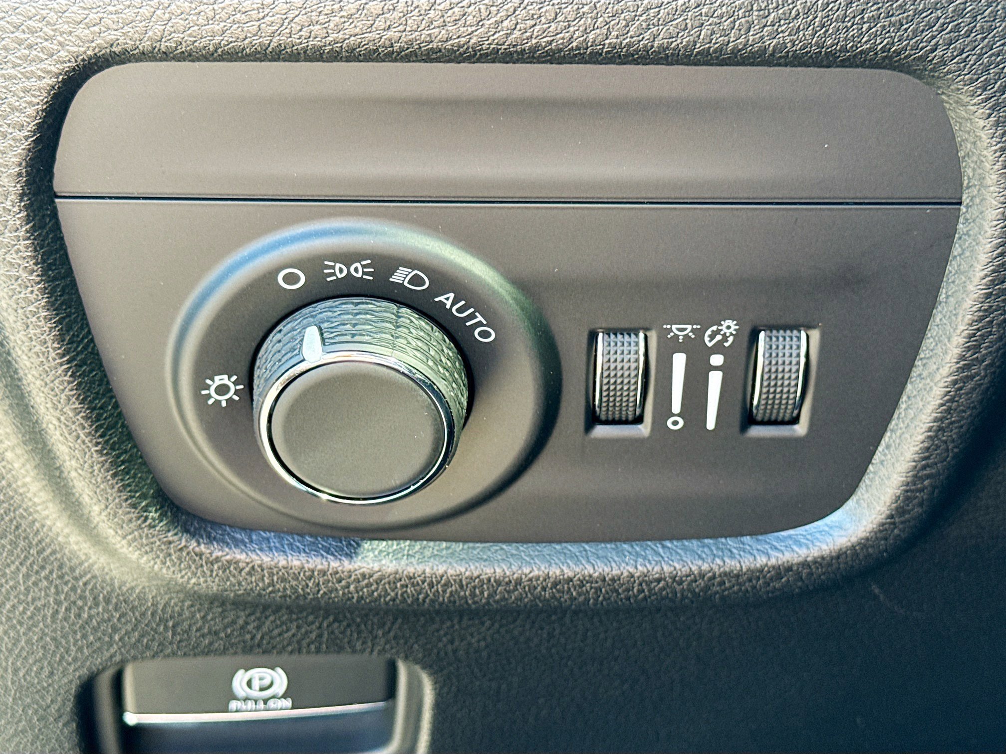 Used 2025 Silver Zynith Jeep Laredo X image 35