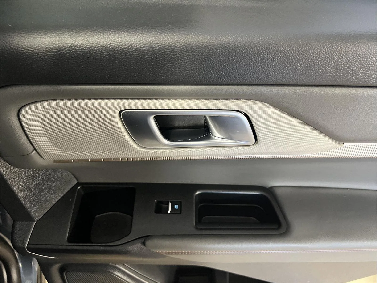 Used 2025 Vapor Blue Ford Active image 17