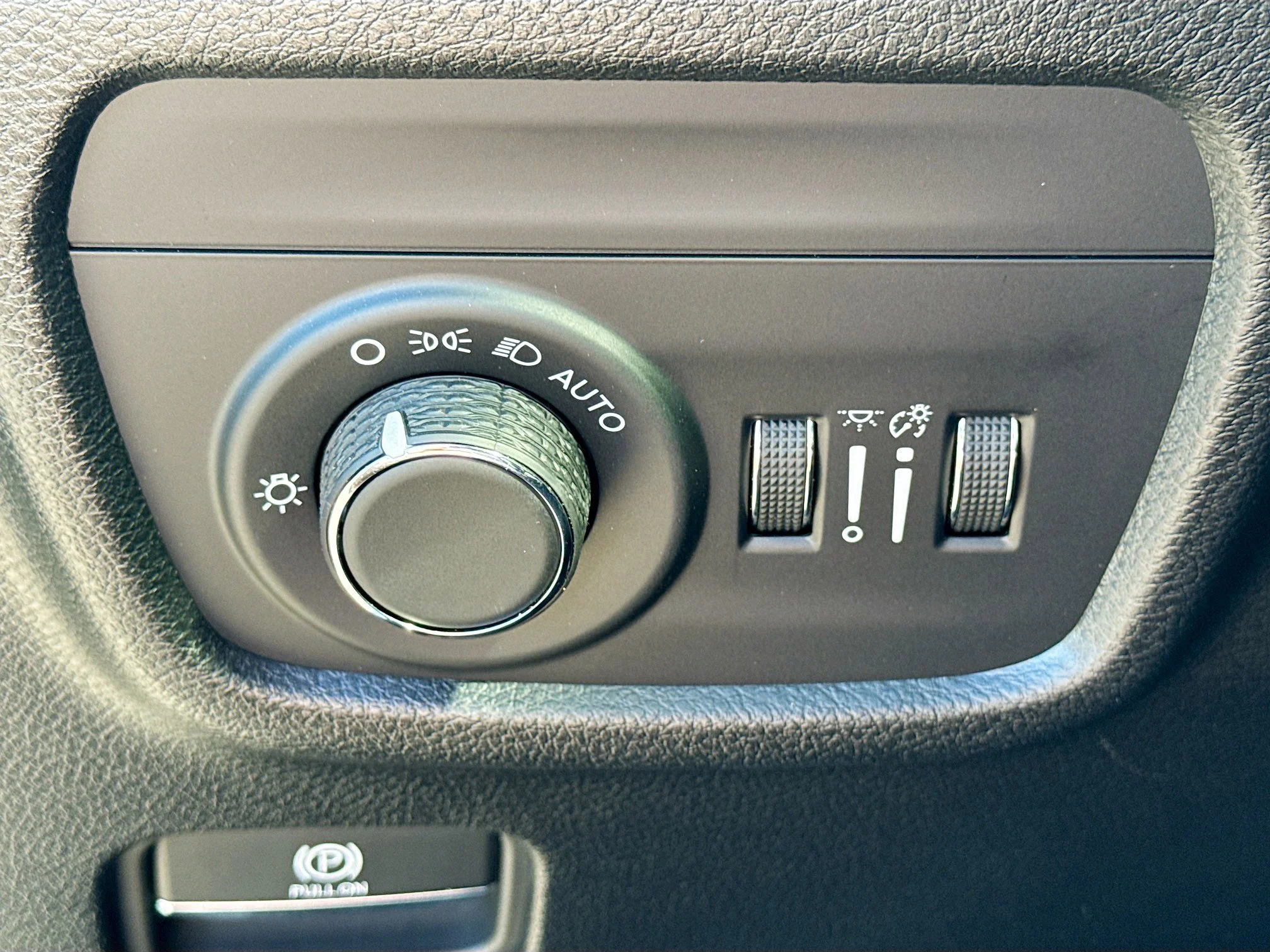 Used 2025 Silver Zynith Jeep Laredo X image 35