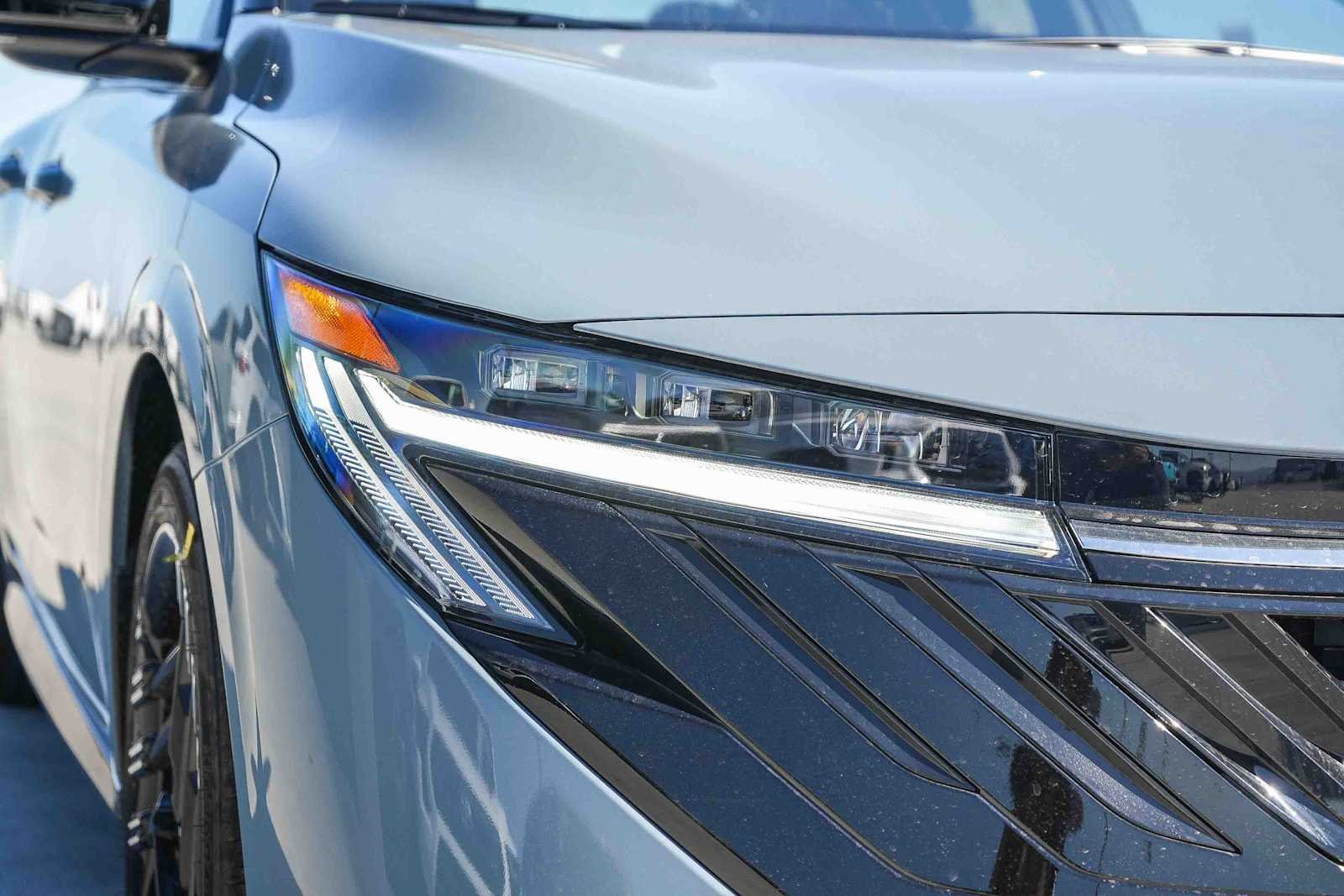 New 2027 Atlantic Gray Metallic / Super Black Two-tone Nissan SR image 4