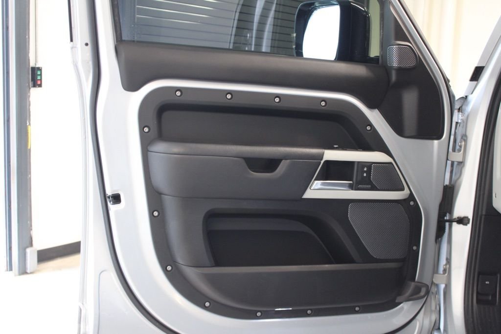Used 2022  Land Rover XS Edition image 11